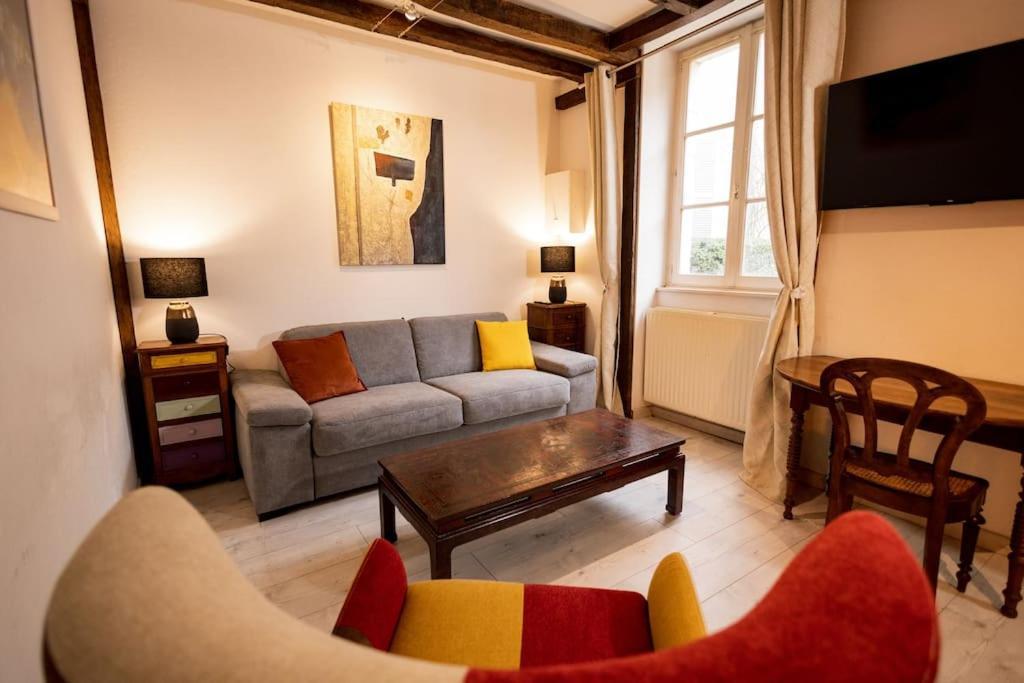Le "Pied A Terre" - Appartement Plein Centre Avec Parking Prive Bourges Exterior photo