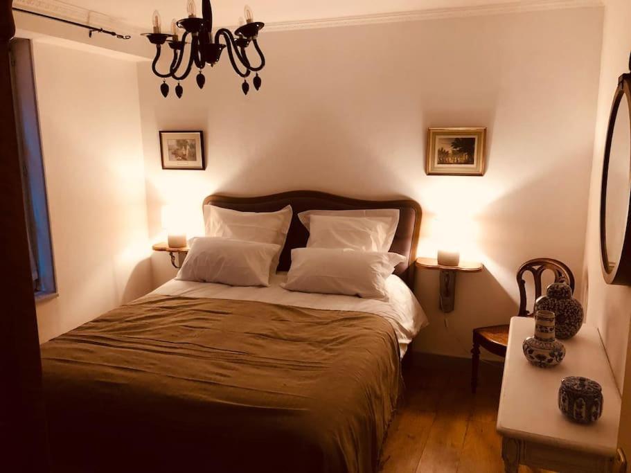 Le "Pied A Terre" - Appartement Plein Centre Avec Parking Prive Bourges Exterior photo
