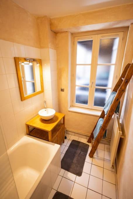 Le "Pied A Terre" - Appartement Plein Centre Avec Parking Prive Bourges Exterior photo